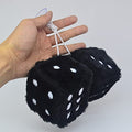 Par de dados de peluche difusos de 3” de color negro con puntos blancos, adorno colgante decorativo para automóvil de peluche suave en blanco y negro.