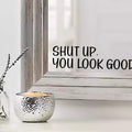 MAZ DISTRIBUTIONS - Autocollant miroir Shut Up You Look Good - Décalcomanies miroir en vinyle - Autocollants inspirants miroir imperméables - Utilisation intérieure et extérieure - Autocollants muraux miroir motivants - MAZ 372