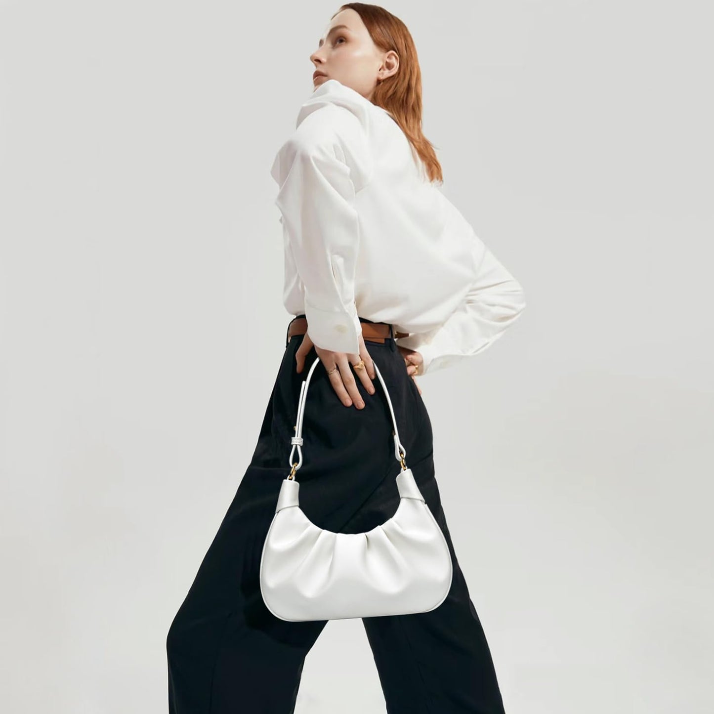 Sac à bandoulière Crescent Sac à main froncé Sac à main sous les bras Mini Hobo pour femme, sac à bandoulière amovible avec chaîne dorée - Blanc