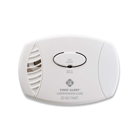 Detector de monóxido de carbono enchufable First Alert CO605 con batería de respaldo, color blanco