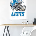 Póster de pared de Trends International NFL Detroit Lions - Drip Helmet 20, 22,375" x 34", paquete de póster y soporte