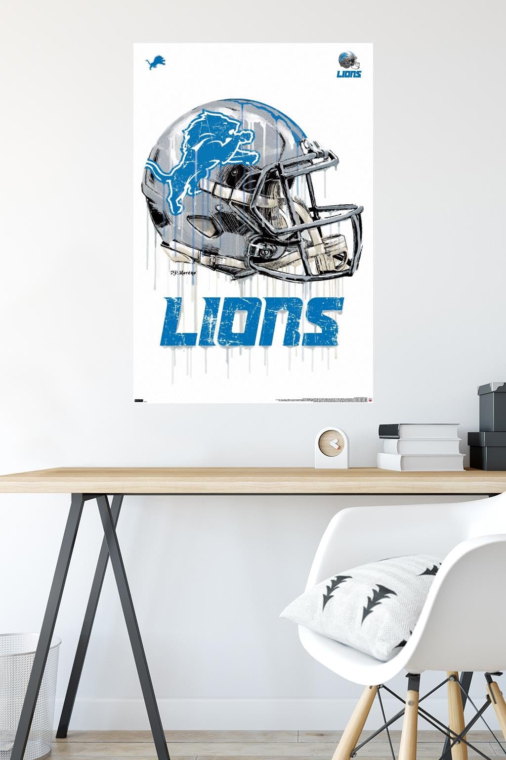 Póster de pared de Trends International NFL Detroit Lions - Drip Helmet 20, 22,375" x 34", paquete de póster y soporte