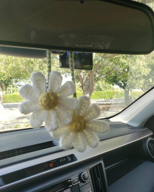 Accesorios de coche de margaritas de ganchillo para mujer, bonitos adornos colgantes para espejo retrovisor, regalos de flores de margaritas hechos a mano para amantes del crochet, decoración de coche, estética interior automotriz (blanco)