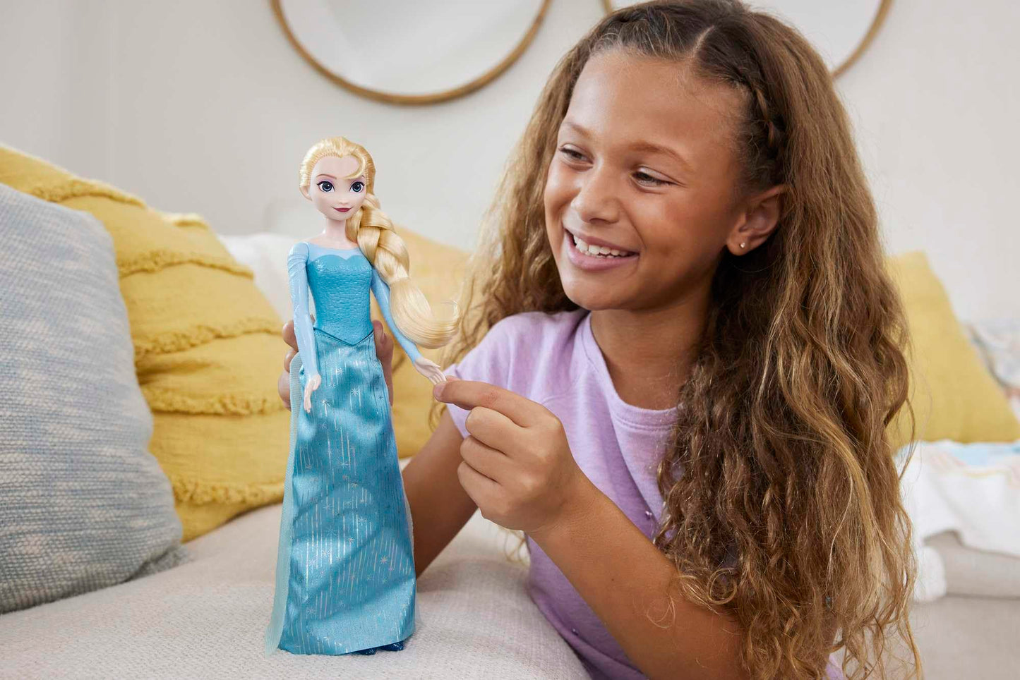 Jouets Disney Frozen de Mattel, poupée mannequin Elsa et accessoire avec un look signature, inspirés du film