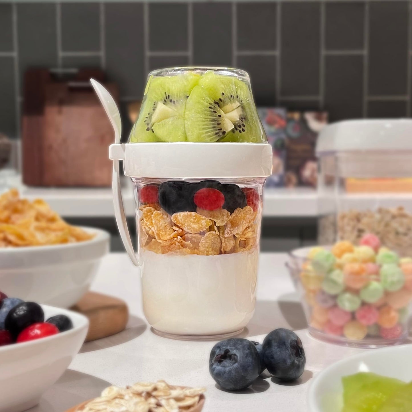 Vaso para merienda con parfait de yogur Felli On the Go con tapa, 100 % a prueba de fugas, cuchara de viaje, soporte para granola, recipiente para avena nocturna, fruta, desayuno para llevar, frasco para senderismo (2, blanco)