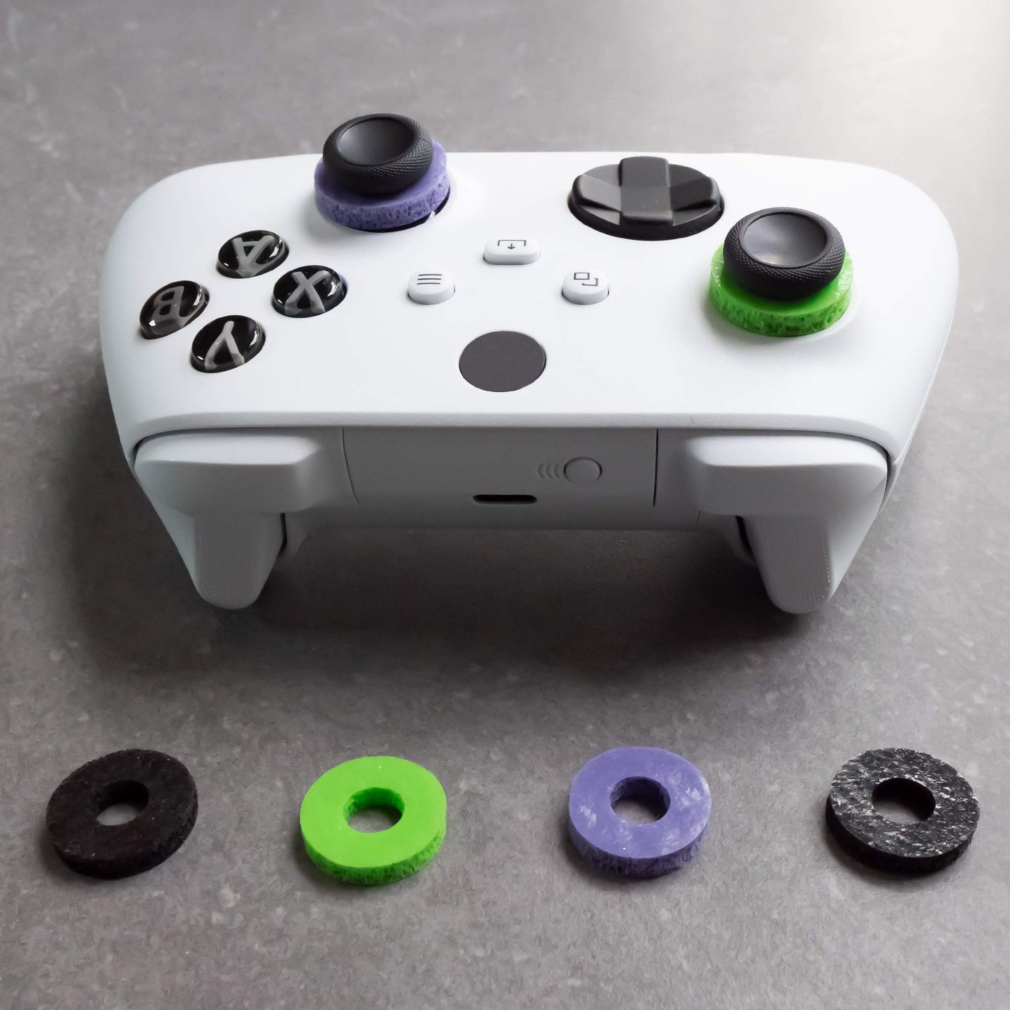 Anillos de precisión KontrolFreek | Control de movimiento con asistencia para apuntar para PlayStation 4 (PS4), PS5, Xbox One, XBX, Switch Pro y controlador Scuf (negro/morado/verde)