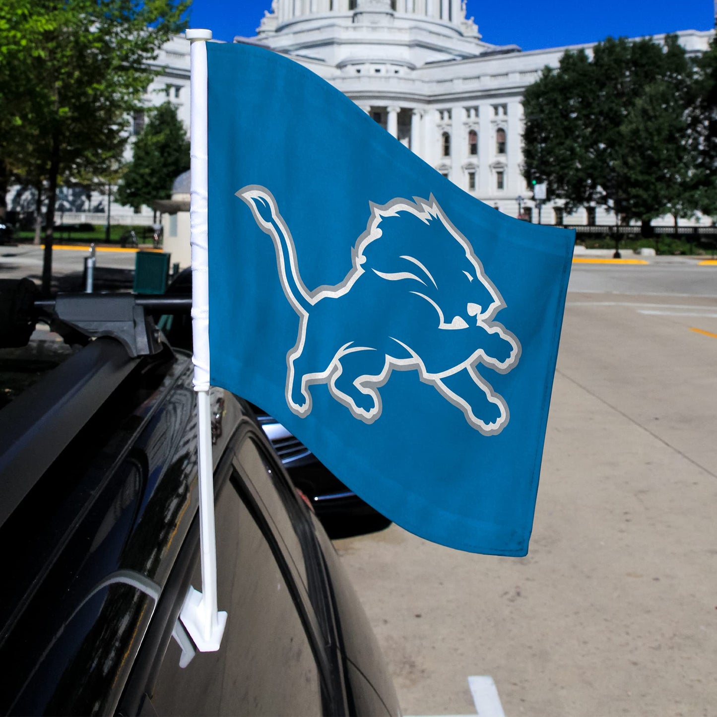 Bandera para auto estándar de doble cara de los Detroit Lions de la NFL de Rico Industries, 16" x 19", mástil resistente que se engancha al auto, camión o automóvil