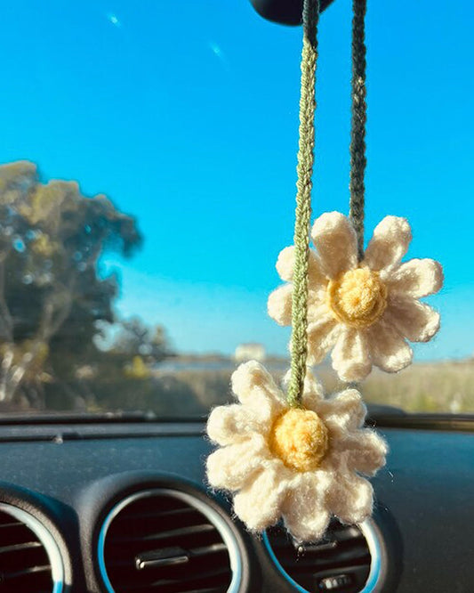 Accesorios de coche de margaritas de ganchillo para mujer, bonitos adornos colgantes para espejo retrovisor, regalos de flores de margaritas hechos a mano para amantes del crochet, decoración de coche, estética interior automotriz (blanco)