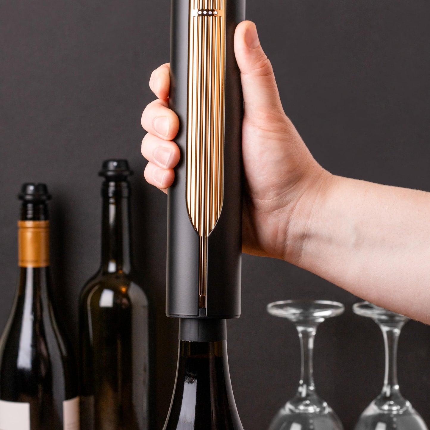 Abridor de botellas de vino eléctrico de primera calidad de Levare, totalmente automático con sensor inteligente, base de carga USB, elegante, ergonómico, recargable con batería de litio, regalo para amantes del vino, extracción de corcho sin esfuerzo