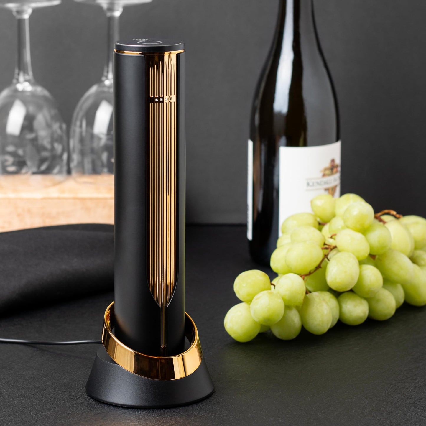 Abridor de botellas de vino eléctrico de primera calidad de Levare, totalmente automático con sensor inteligente, base de carga USB, elegante, ergonómico, recargable con batería de litio, regalo para amantes del vino, extracción de corcho sin esfuerzo